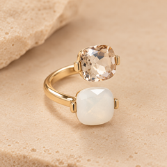 Anillo Iris ajustable de latón con baño de oro, piedras nácar y champagne