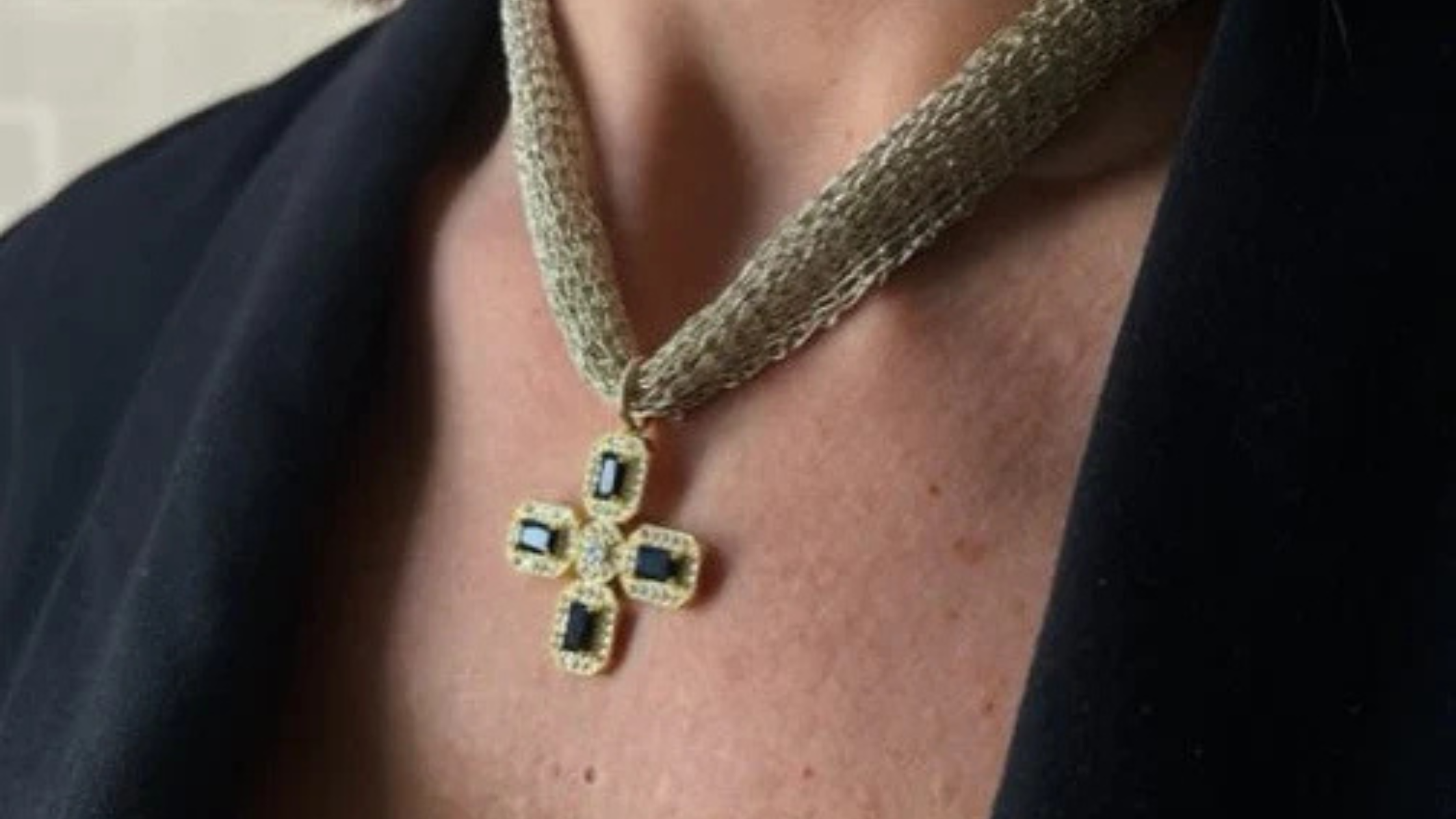 Cómo Cuidar y Mantener tus Collares Cruz y de Malla en Perfecto Estado