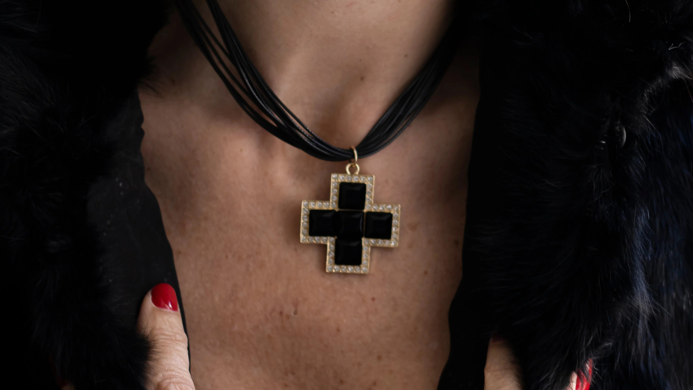 Collares Cruz: La Elección Perfecta para Marcar tu Estilo Personal