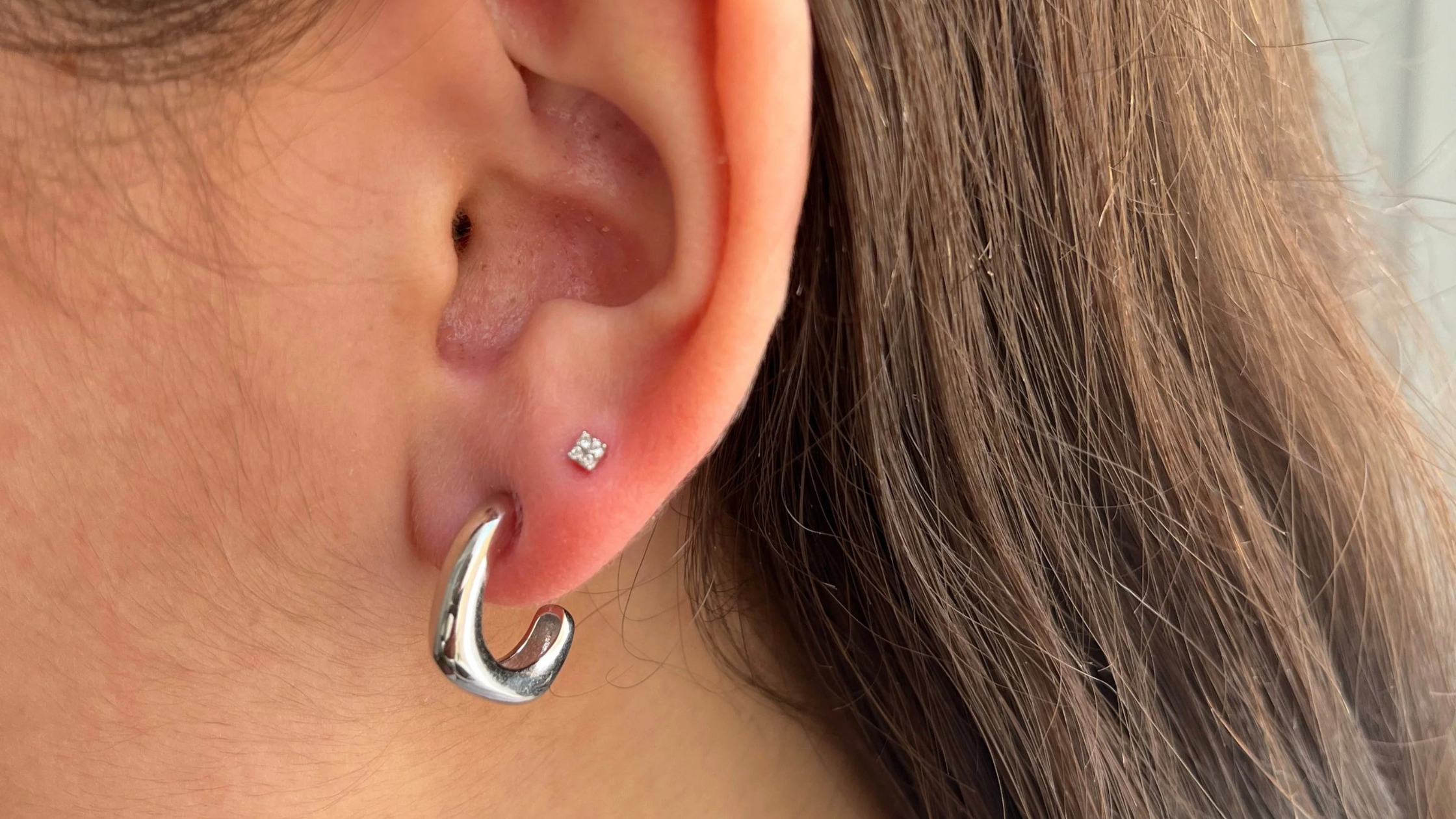 Pendientes plata para eventos especiales: cómo combinarlos según tu look