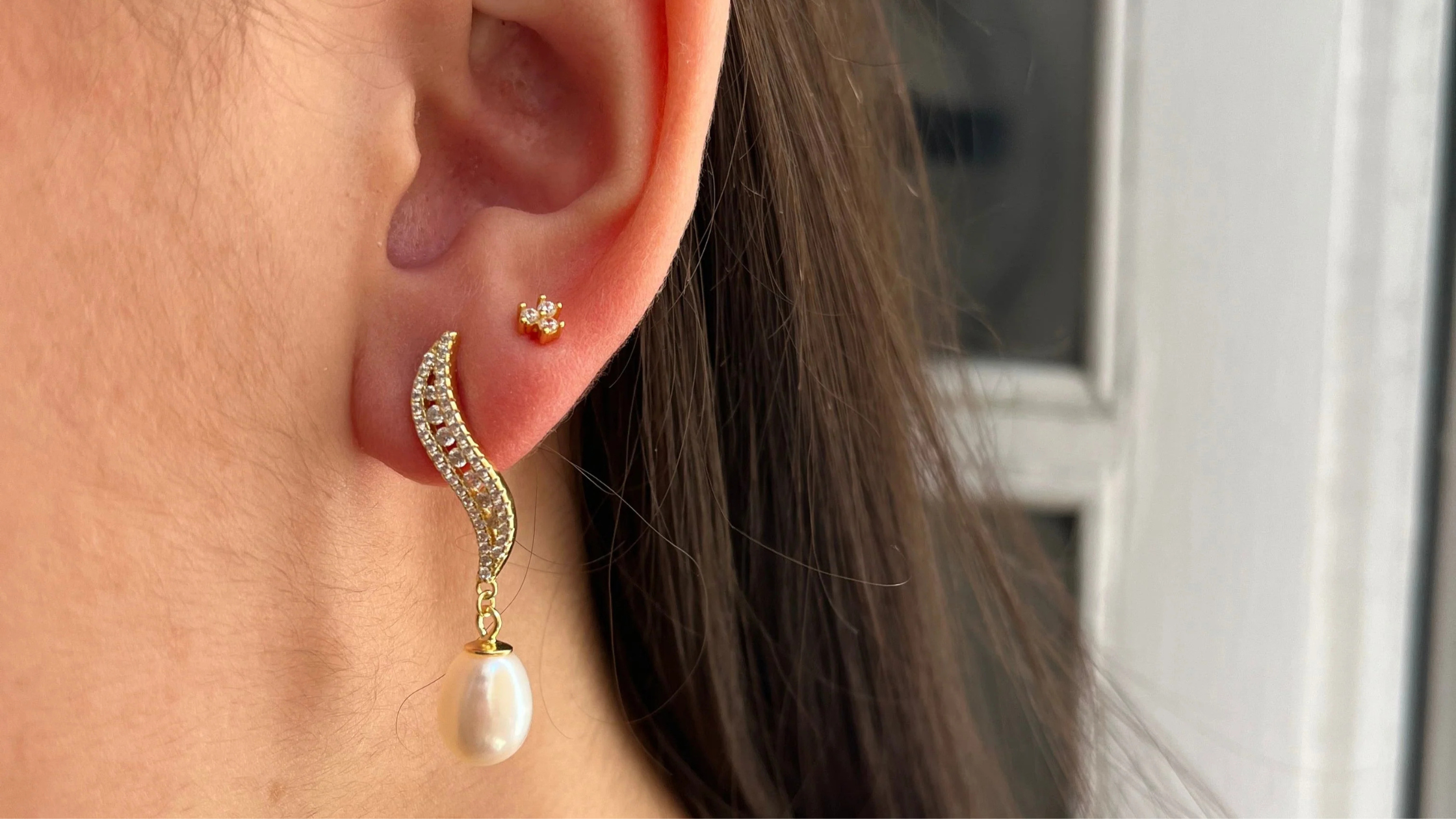 ¿Pendientes plata o dorados? Cómo elegir según tu tono de piel y estilo personal