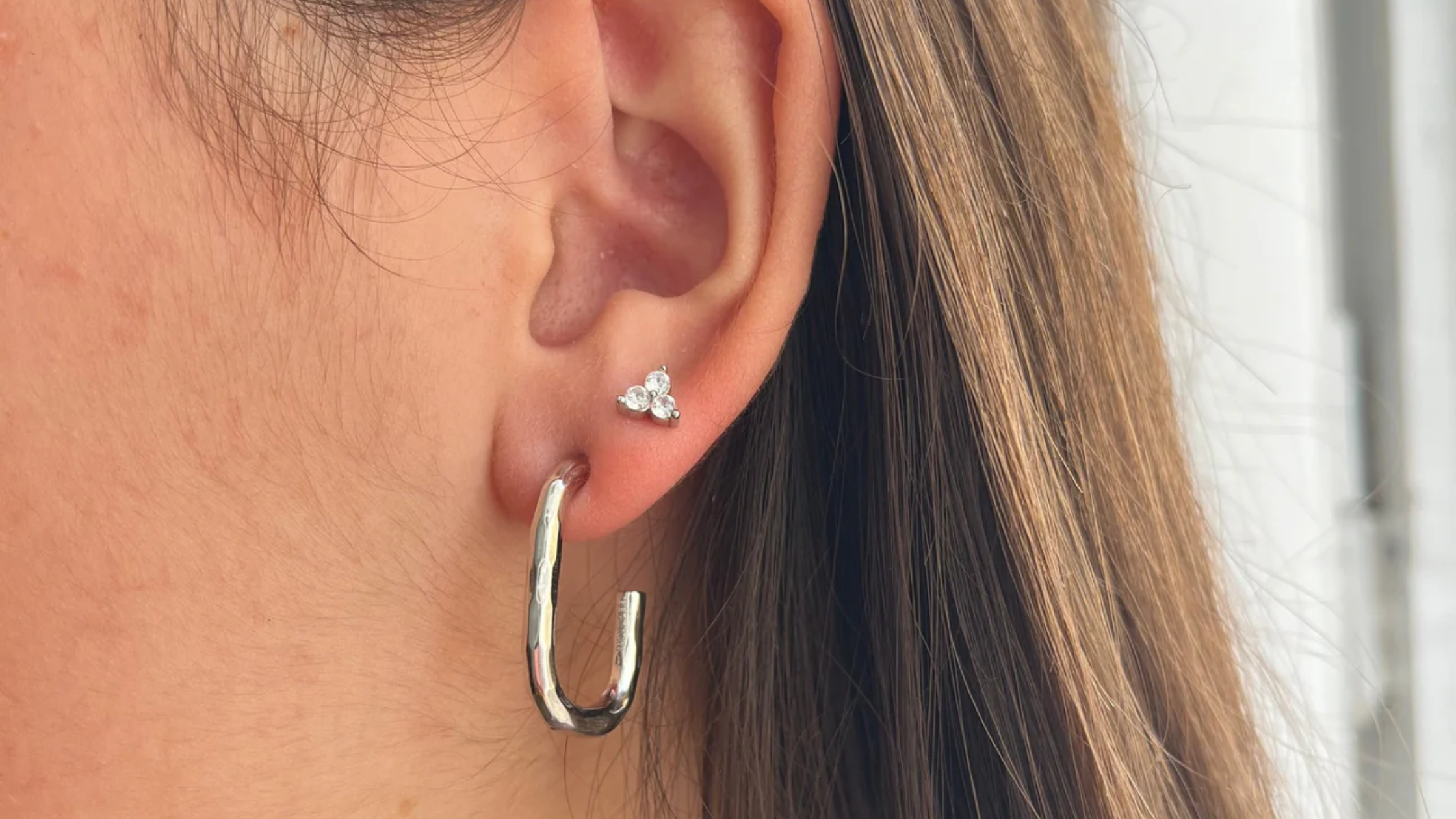 Cómo combinar tus pendientes plata con peinados según la ocasión