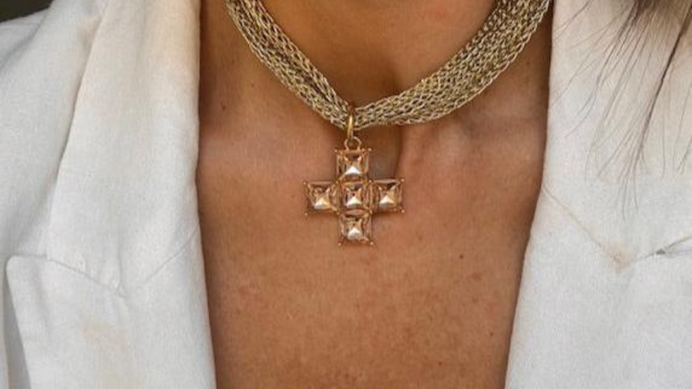 El Significado Detrás de los Collares Cruz en la Moda Actual