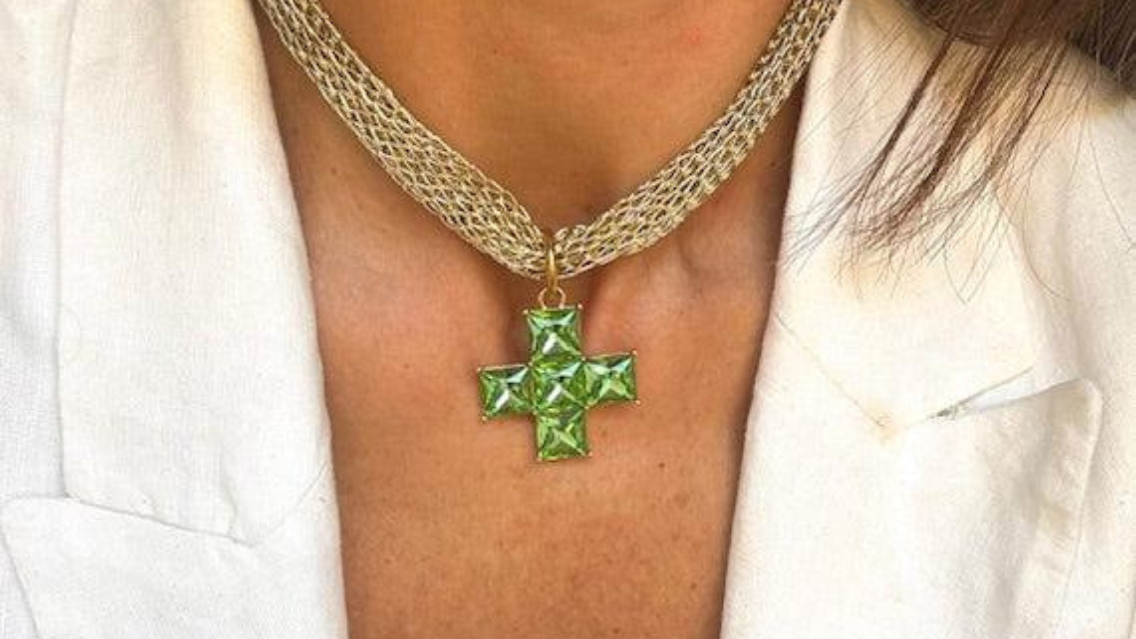 Collares Cruz: Un Accesorio Atemporal en la Historia de la Joyería