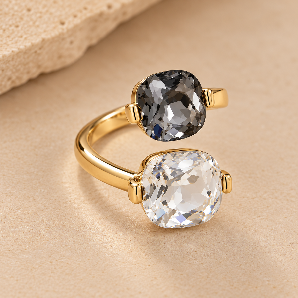 Pack Iris de anillo y pendientes con baño de oro, piedras transparente brillo y gris