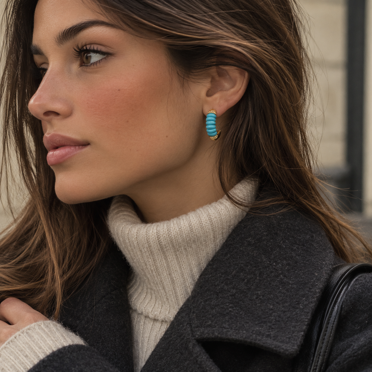 Pendientes Azure de aro con baño de oro, detalle - Alma de Plata