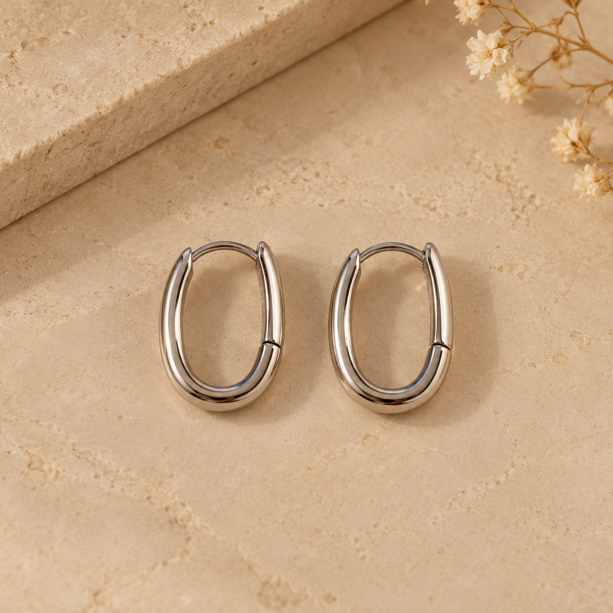 Pendientes Febe de plata 925, detalle de la luna de 1,8 x 1,2 cm