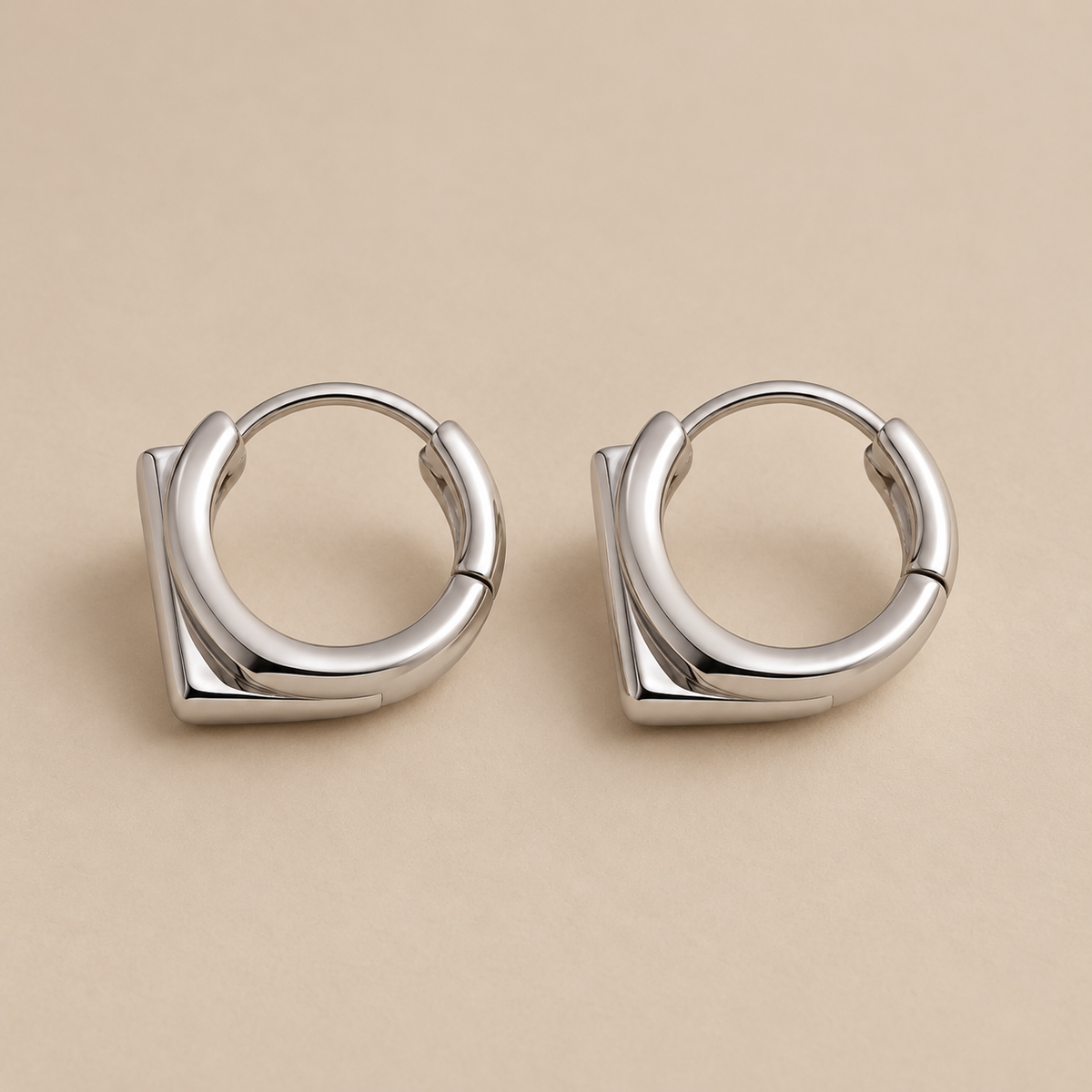 Pendientes Elara de plata 925, detalle del acabado plateado