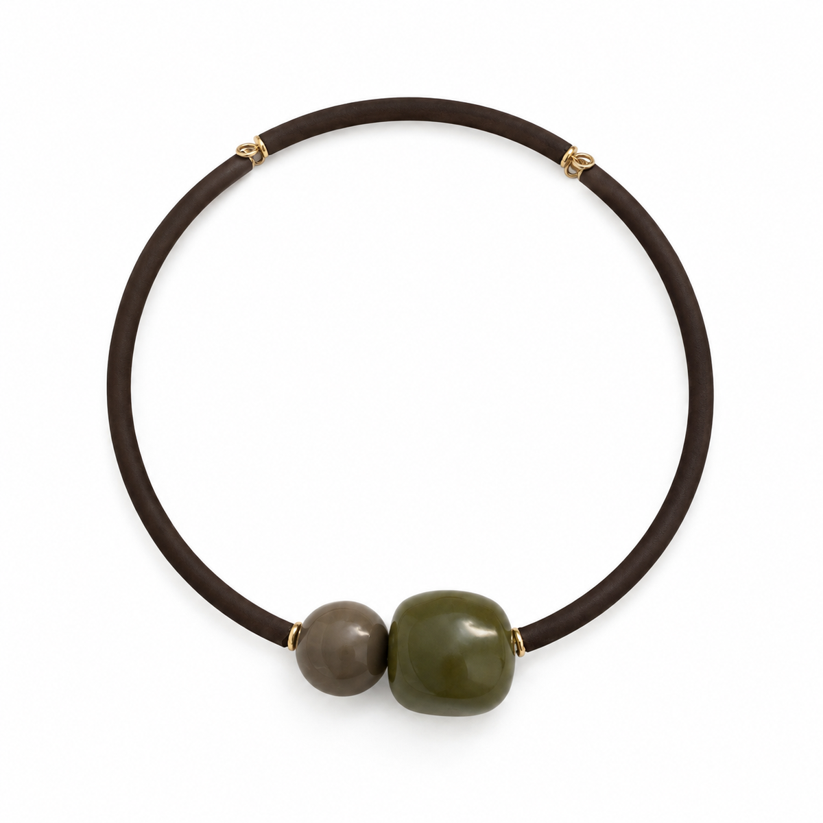 Collar Kaia de caucho marrón y resina - Alma de Plata