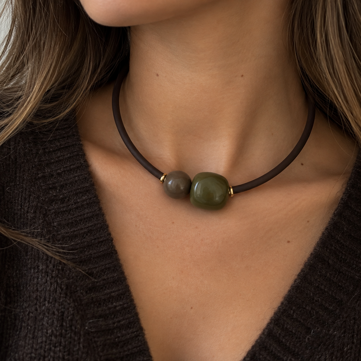 Collar Kaia de caucho con resina, detalle - Alma de Plata