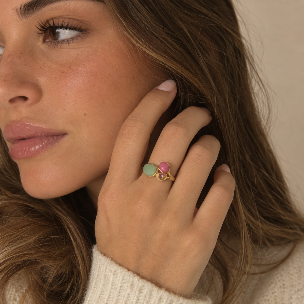 Anillo Mia de tres piedras turquesa y rosa, detalle - Alma de Plata