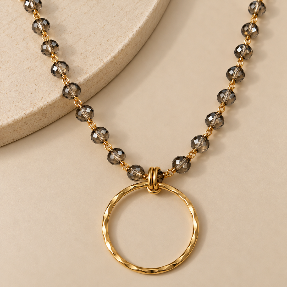 Collar Aurea con charm Aurea, vista completa - Alma de Plata