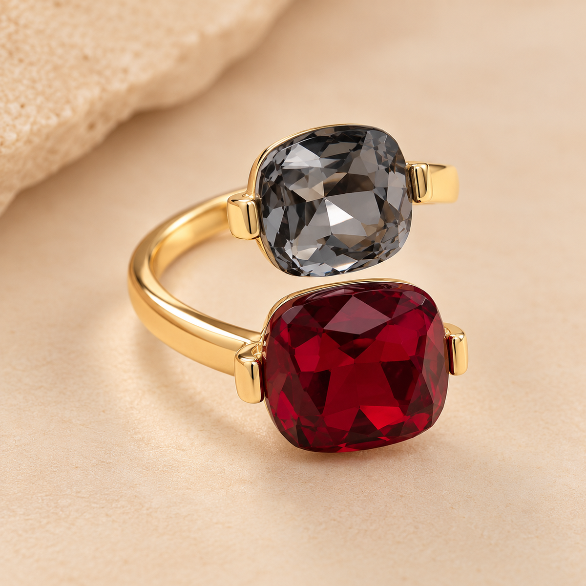 Pack Iris de anillo y pendientes con baño de oro, piedras rubí y gris