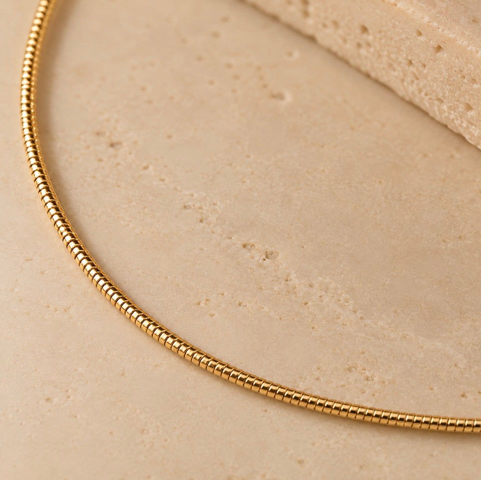 Choker Iria dorado con baño de oro, detalle