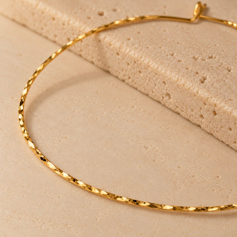 Choker Arlet de acero dorado, detalle