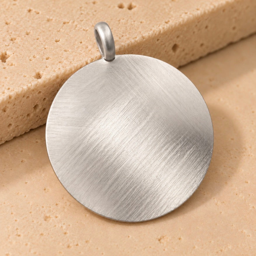 Charm Orbe en dorado y plateado, detalle