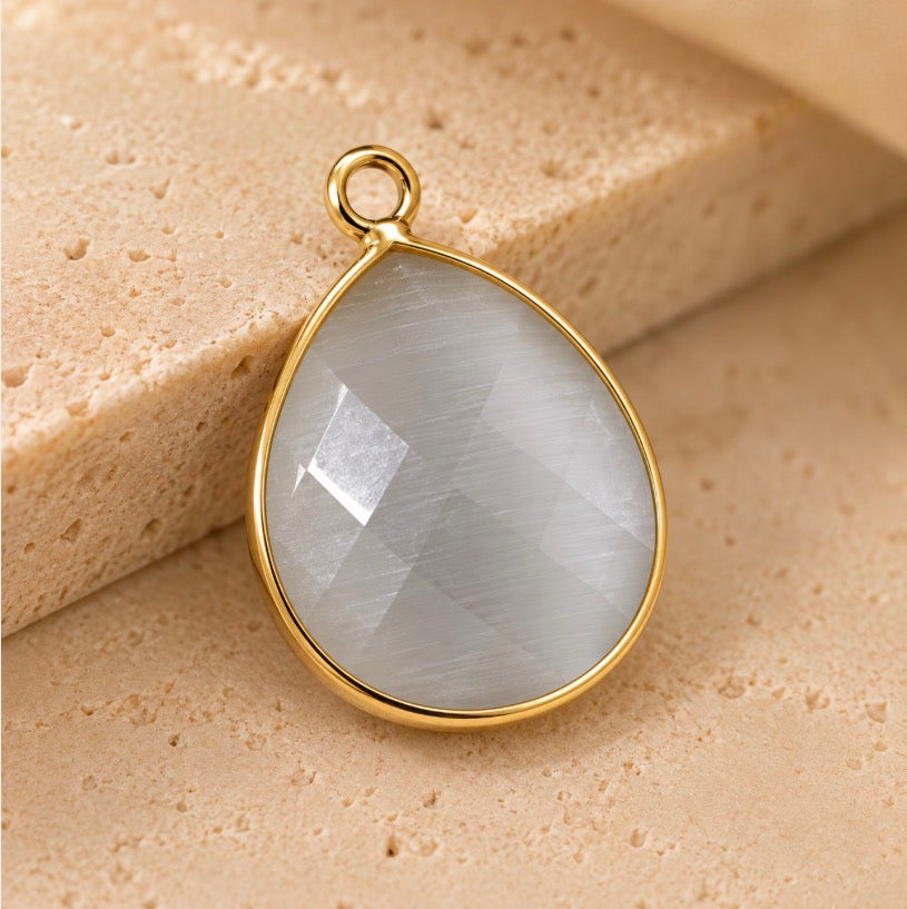 Charm Aurora Mini de latón con baño de oro, detalle