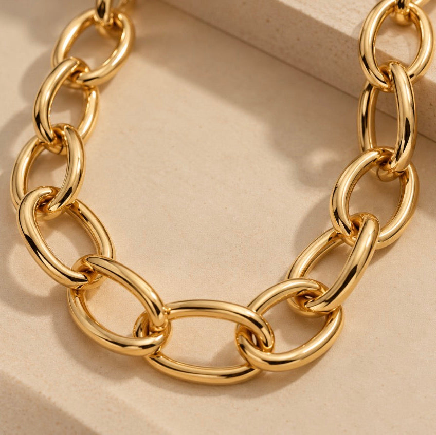 Collar Oria de latón con baño de oro, detalle