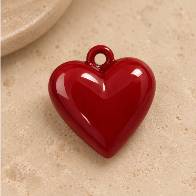 Charm Amora corazón de resina burdeos de 3 cm, detalle